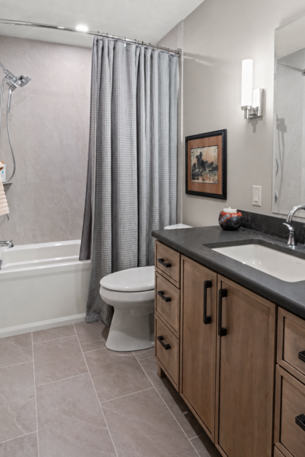 modern-bathroom-with-seamless-tile-flooring